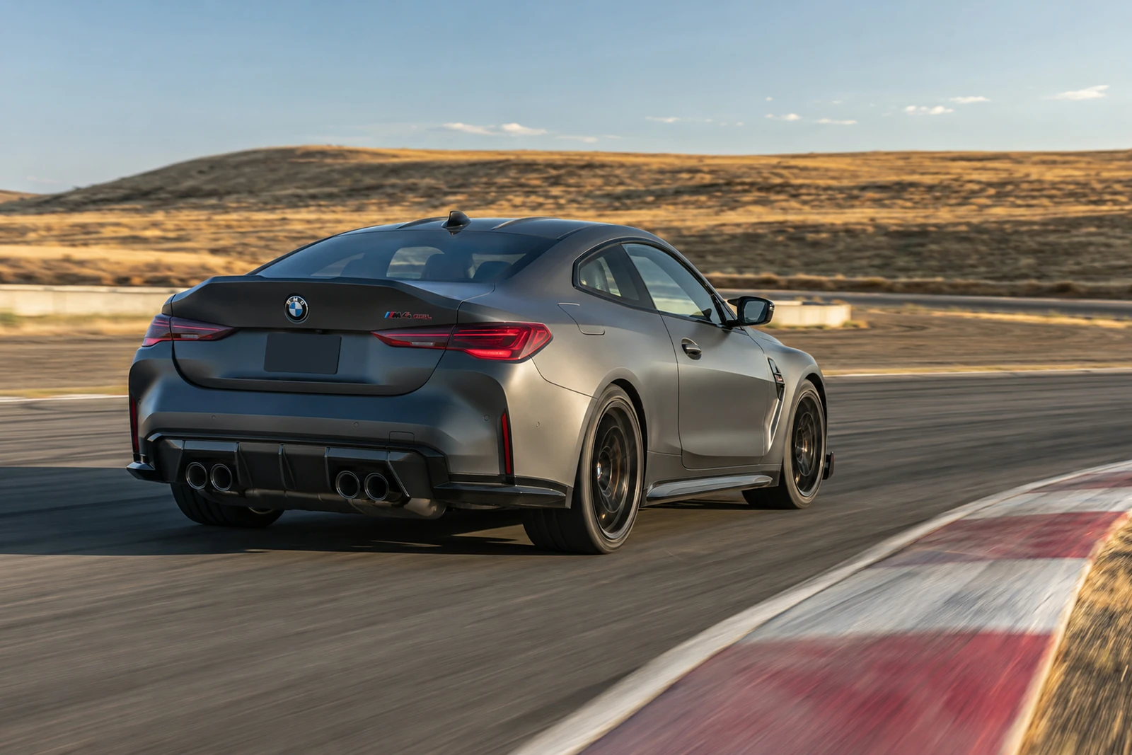 АВТО 1007616 серый BMW M4 CSL на гоночной трассе