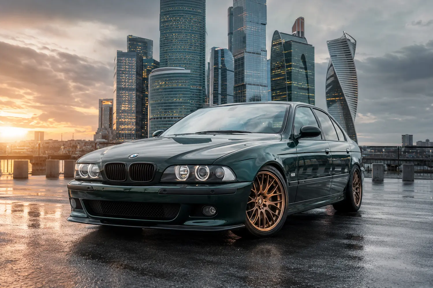 АВТО 1003912 тёмно зелёный BMW M5 E39 у Москва Сити на рассвете
