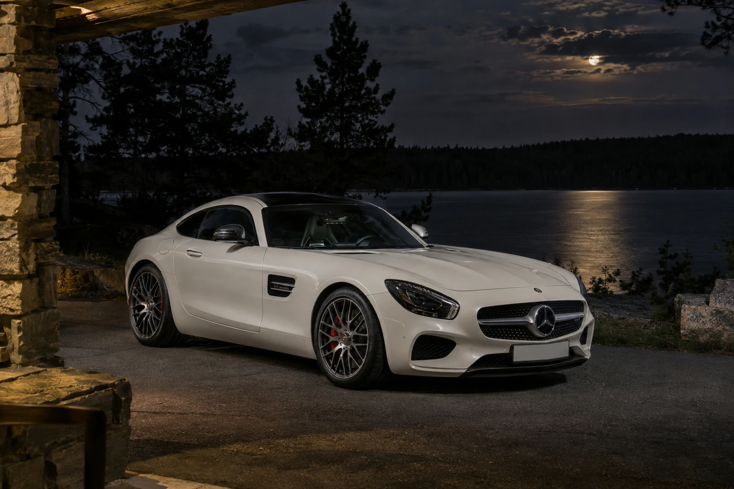 АВТО 1007444 Mercedes AMG GT S C190 белый ночное озеро