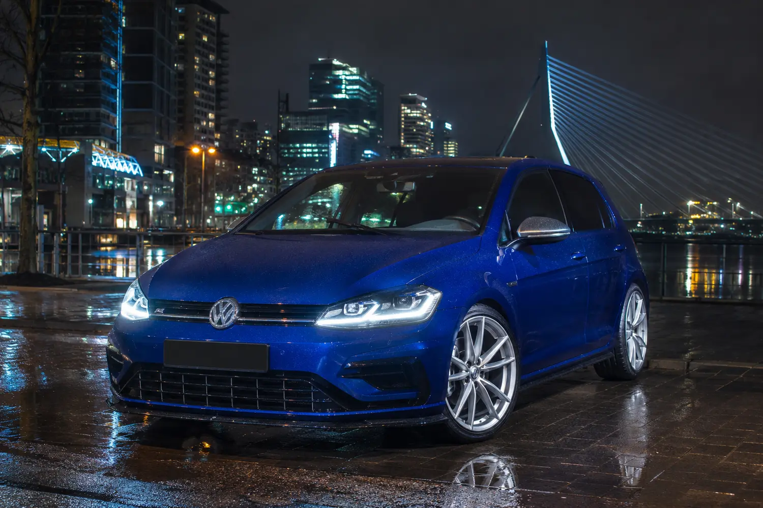 АВТО 1003920 синий Volkswagen Golf R в ночном Роттердаме
