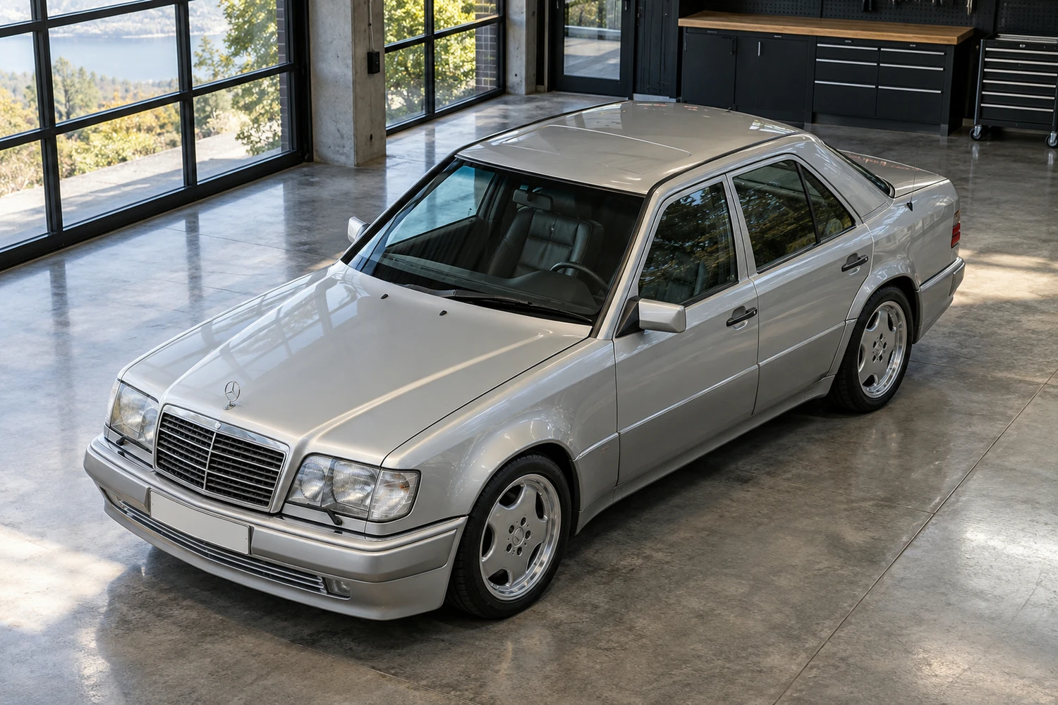 АВТО 1007188 Mercedes E500 W124 серебристый стеклянный бокс