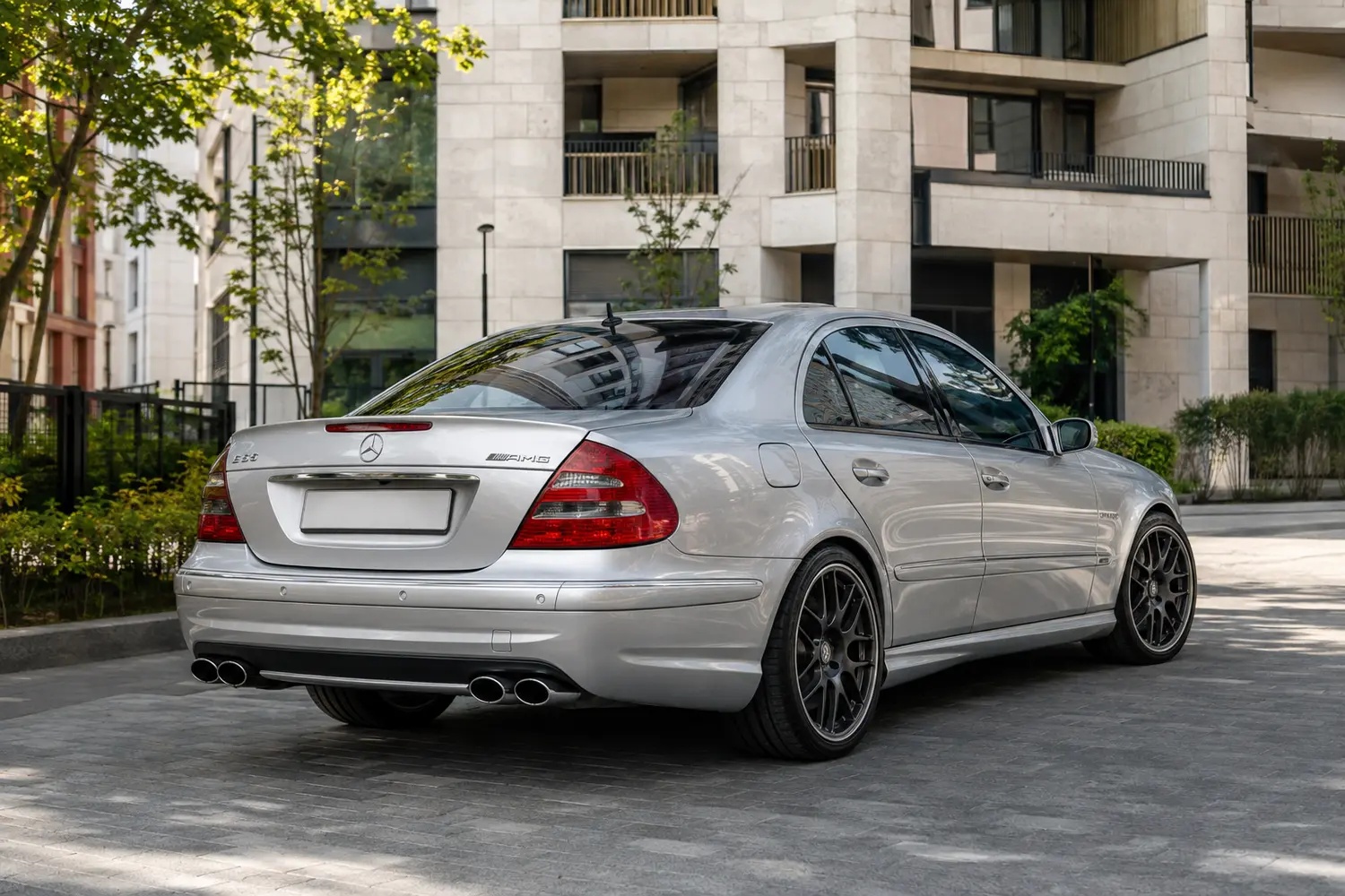 АВТО 1003923 серебристый Mercedes E55 AMG W211 в московском дворе