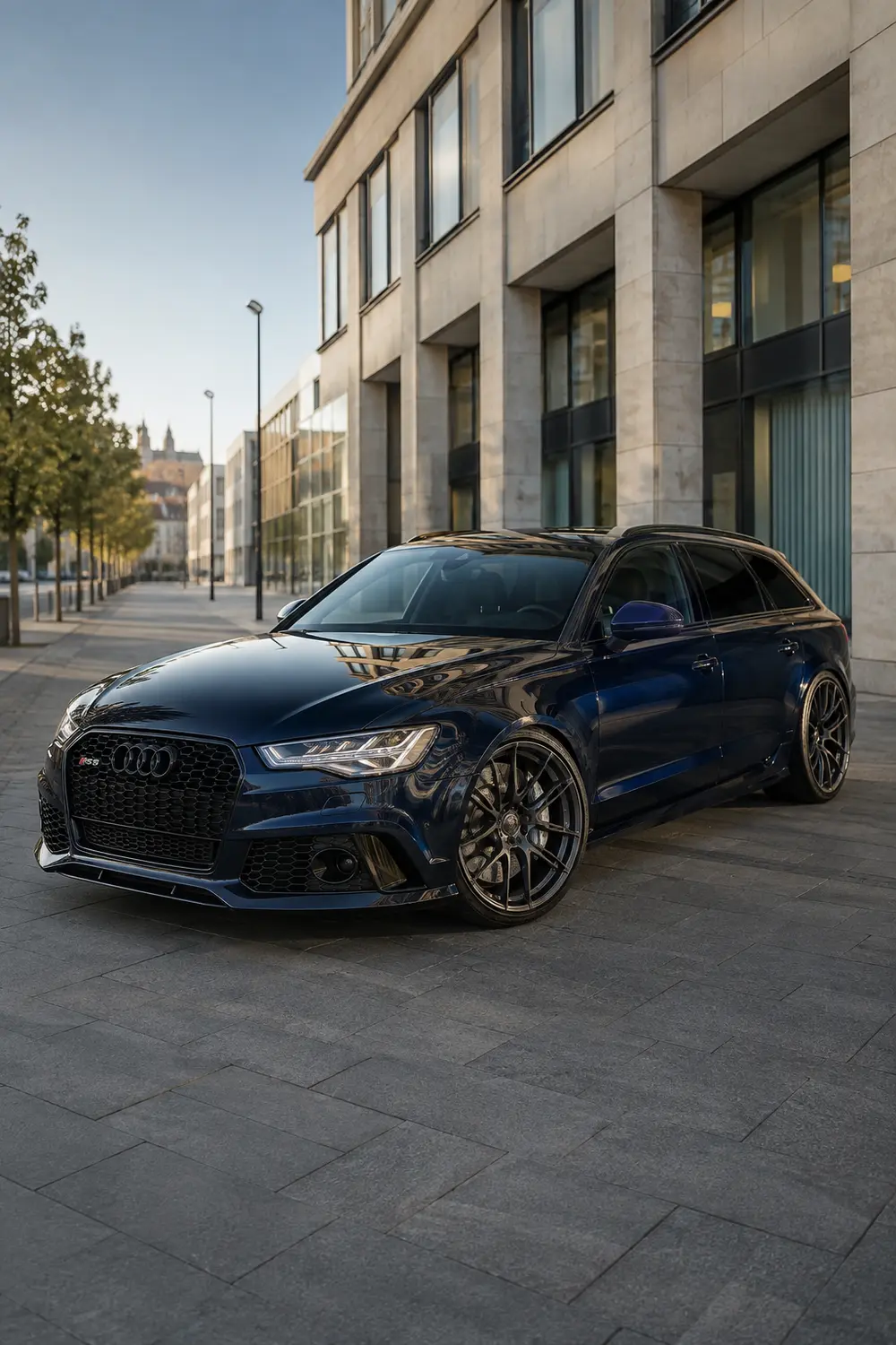 АВТО 1003942 синий Audi RS6 C7 на утренней улице Праги