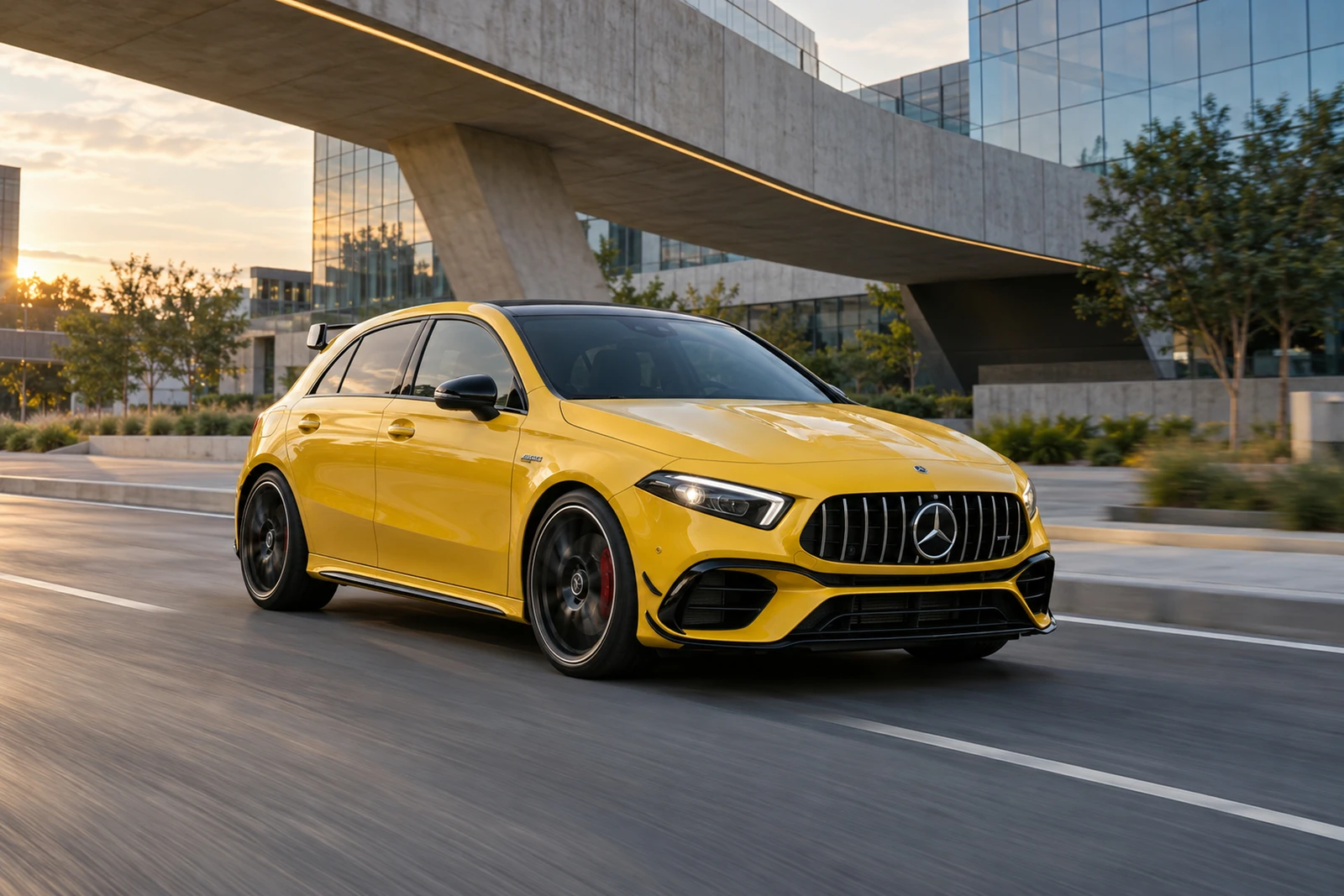 АВТО 1007652 жёлтый Mercedes AMG A45 S в современном городе