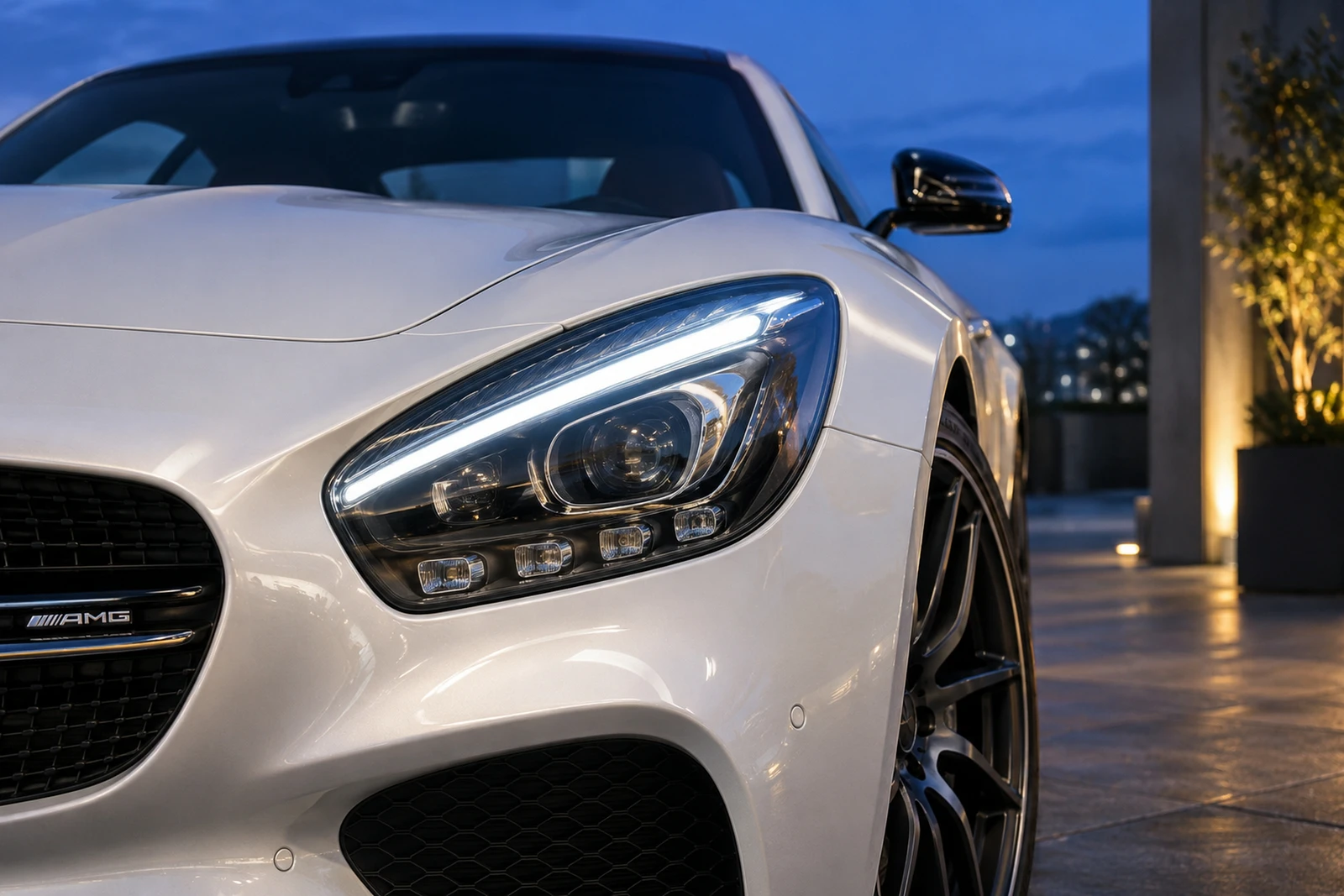 АВТО 1007850 Мерседес AMG GT белый Фара и крыло