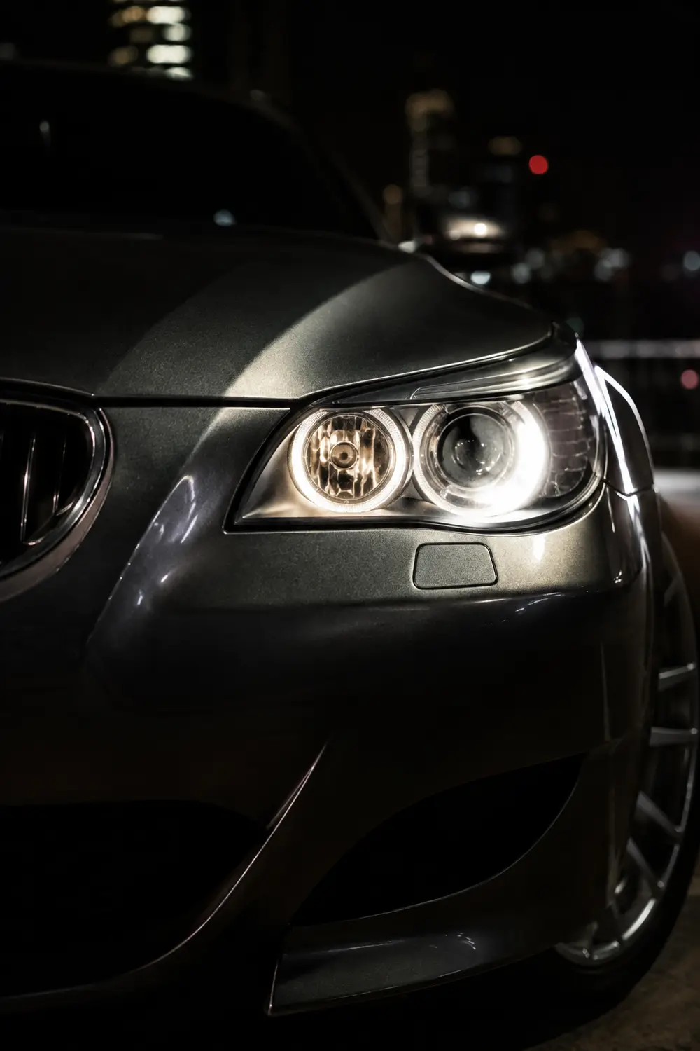 АВТО 1003940 художественный зум фары BMW M5 E60 ночью