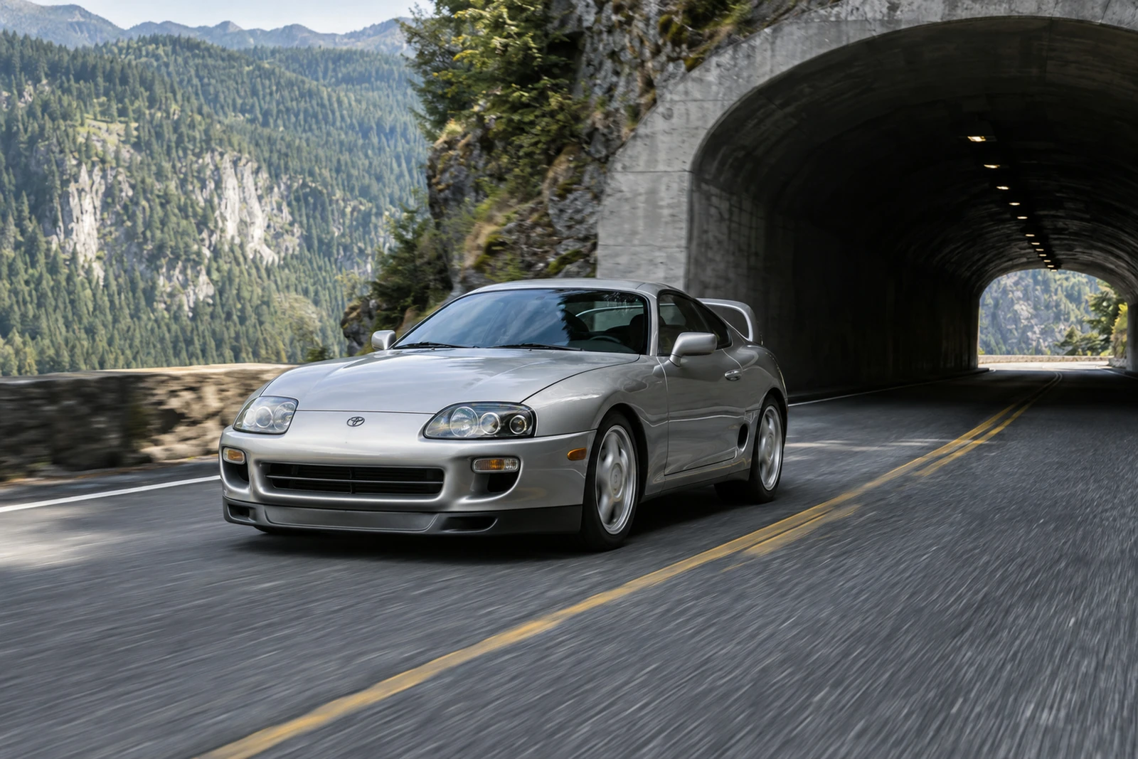 АВТО 1007586 серебристая Toyota Supra A80 на выезде из тоннеля