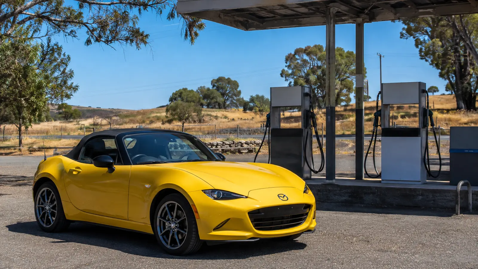 АВТО 1000118 жёлтый Mazda MX-5 у загородной заправки