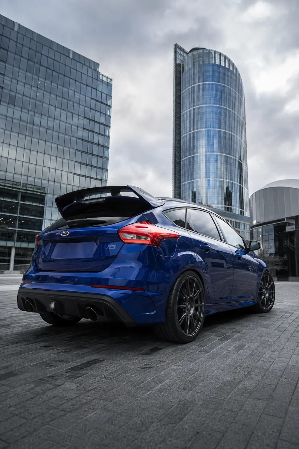АВТО 1003949 синий Ford Focus RS в деловом Лондоне