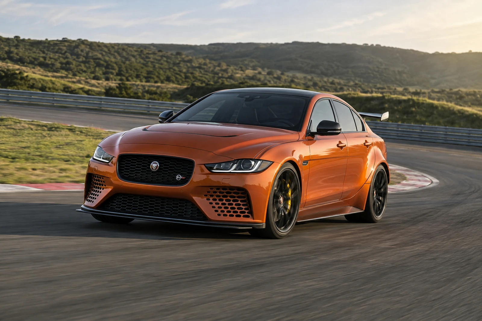 АВТО 1007572 оранжевый Jaguar XE SV Project 8 на треке