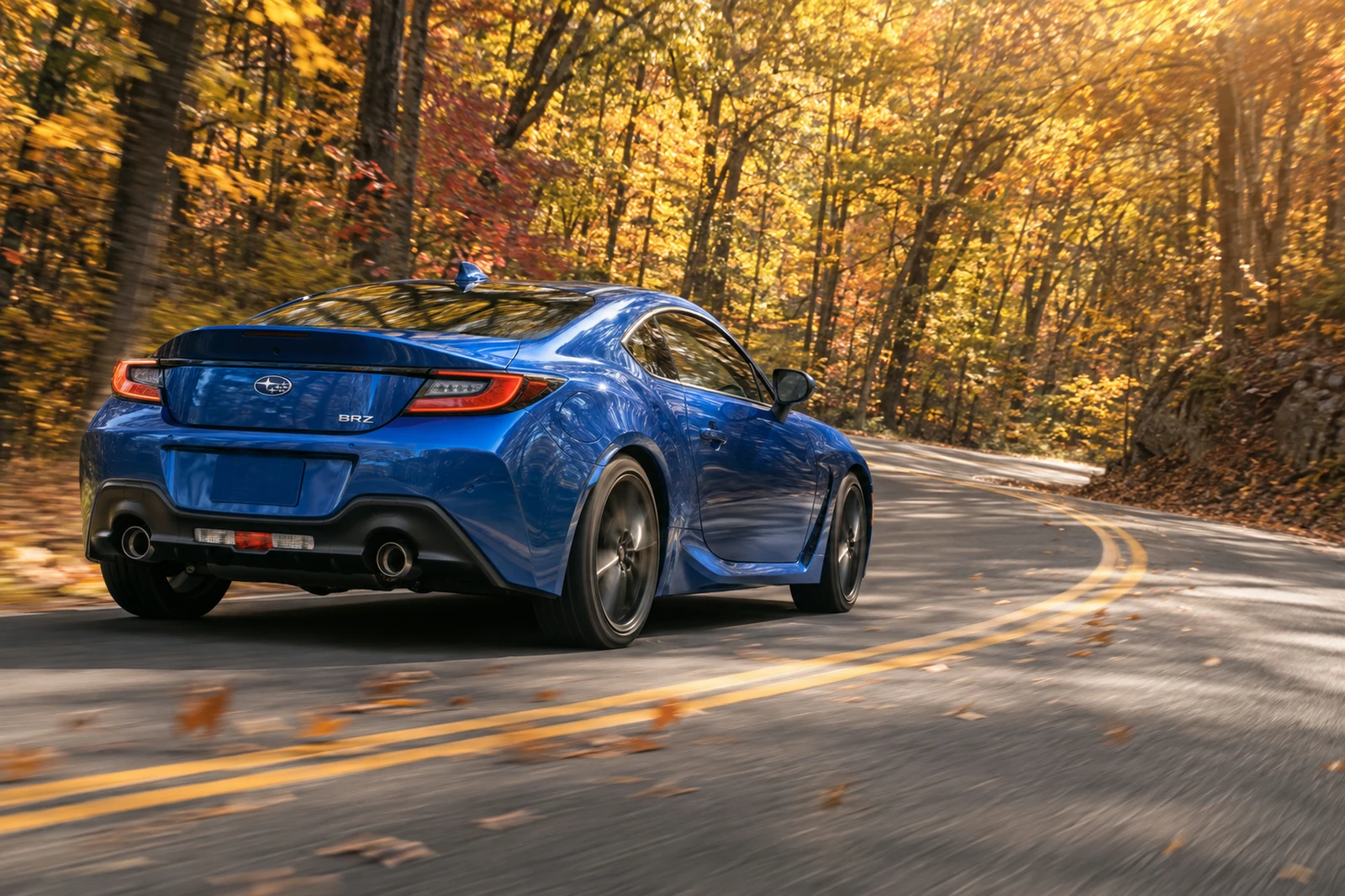АВТО 1007548 синий Subaru BRZ на осенней дороге