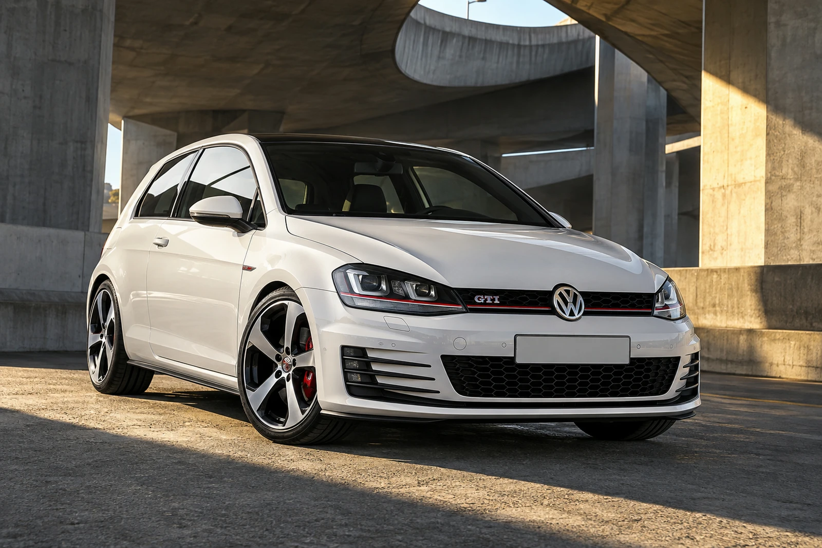 АВТО 1008146 Фольксваген Гольф GTI белый Полоса солнца