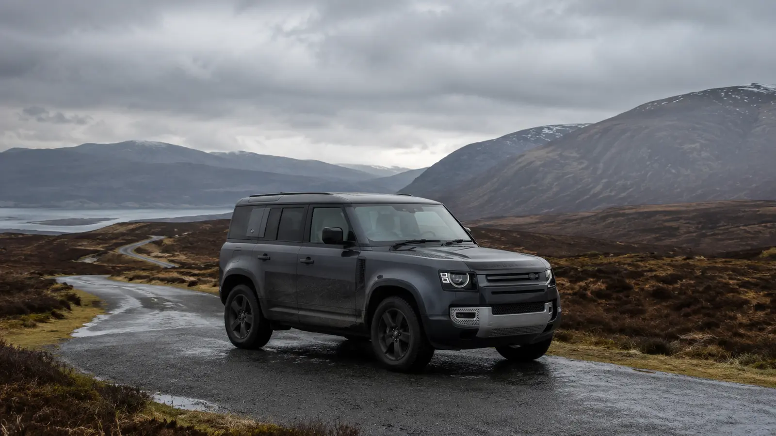 АВТО 1000067 серый Land Rover Defender на вересковой дороге