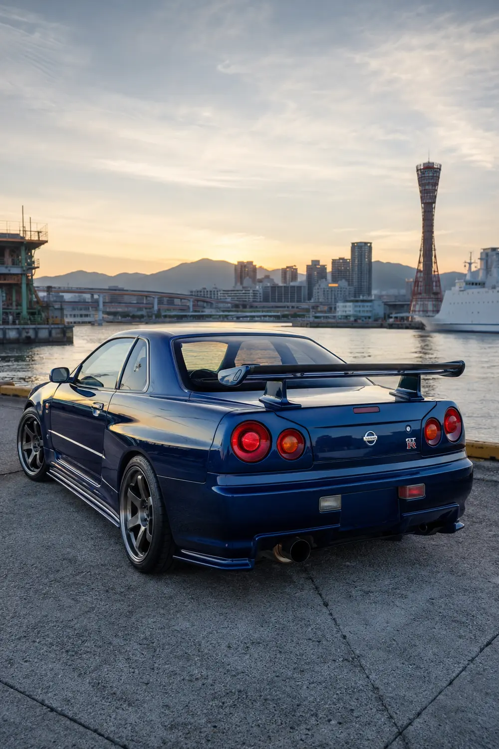 АВТО 1003944 синий Nissan Skyline GT R R34 в порту Кобе на рассвете