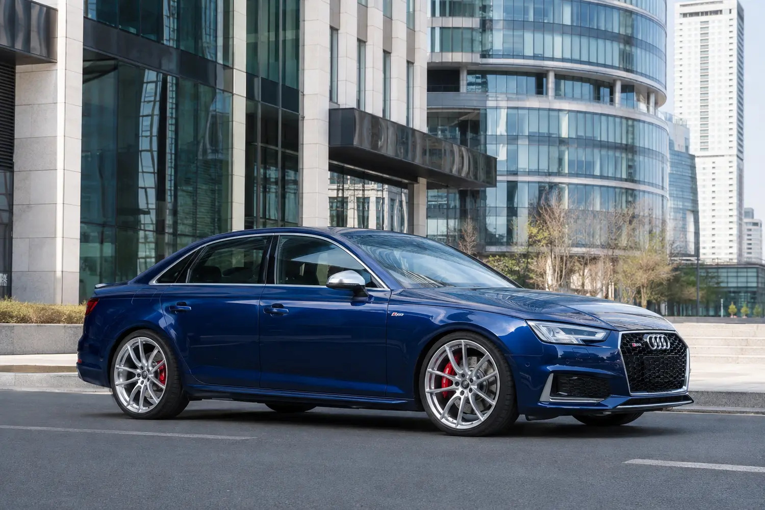 АВТО 1003915 синий Audi S4 B9 в деловом центре Варшавы