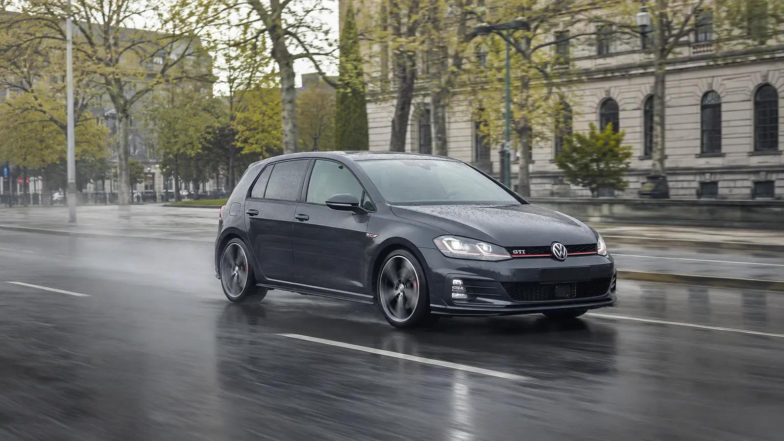 АВТО 1000078 чёрный Volkswagen Golf GTI на мокром проспекте