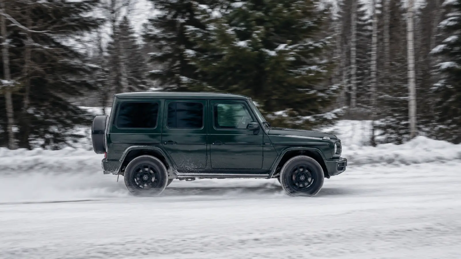 АВТО 1000063 тёмно-зелёный Mercedes-Benz G-Class в снегу