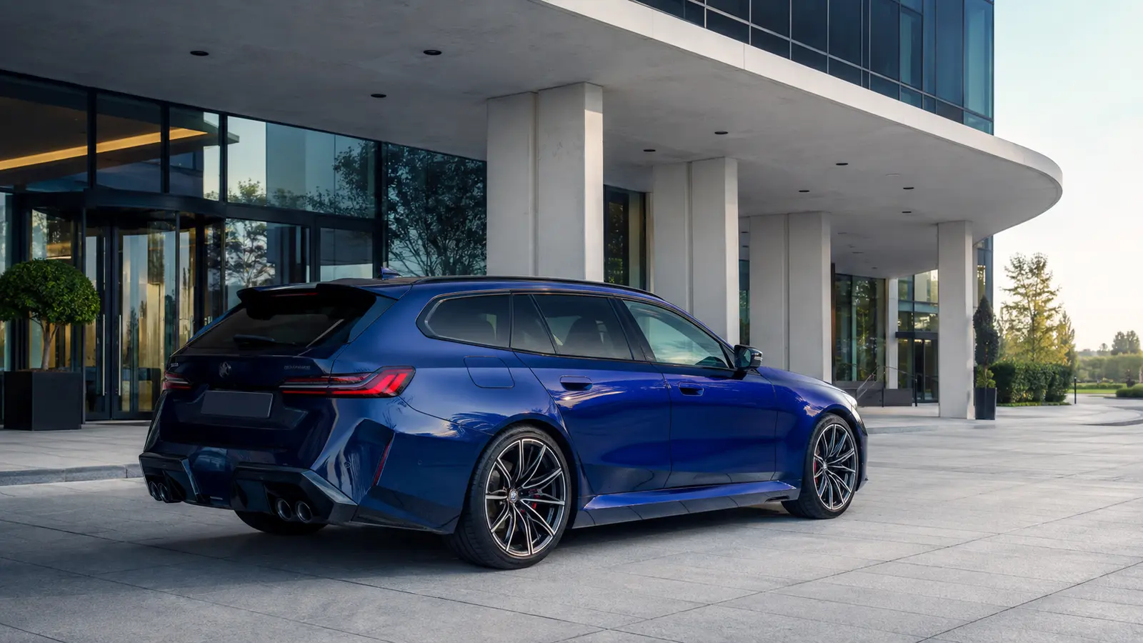 АВТО 1000042 синий BMW M5 Touring у отеля