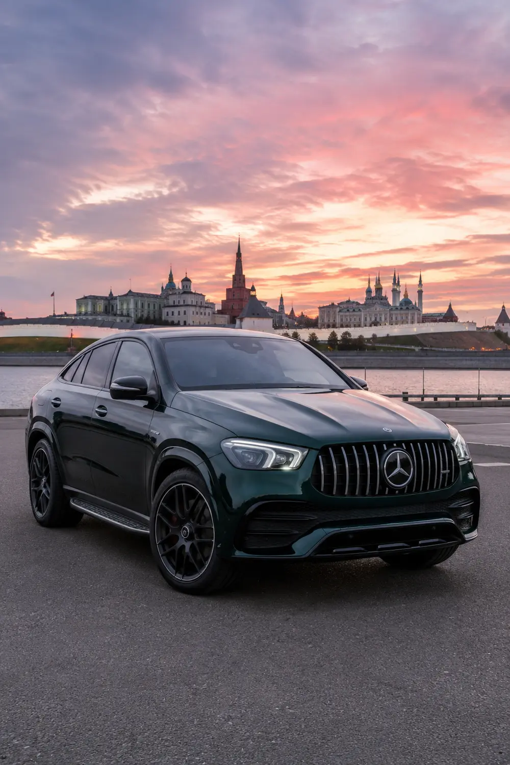 АВТО 1003951 тёмно зелёный Mercedes AMG GLE53 на рассветной набережной Казани