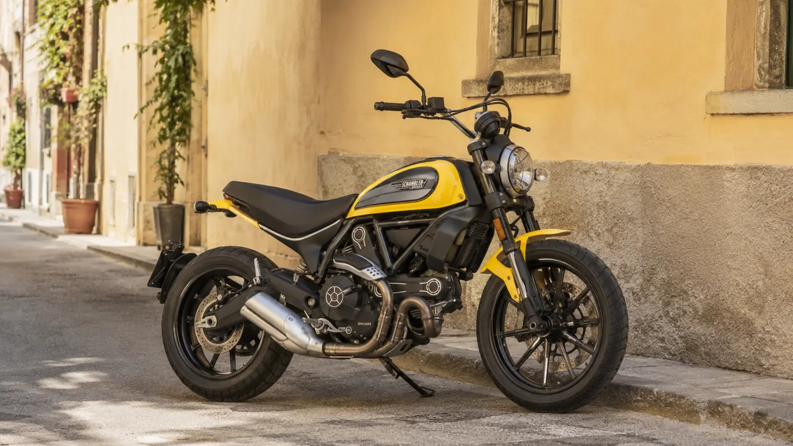 АВТО 1000110 Ducati Scrambler Icon на городской улице
