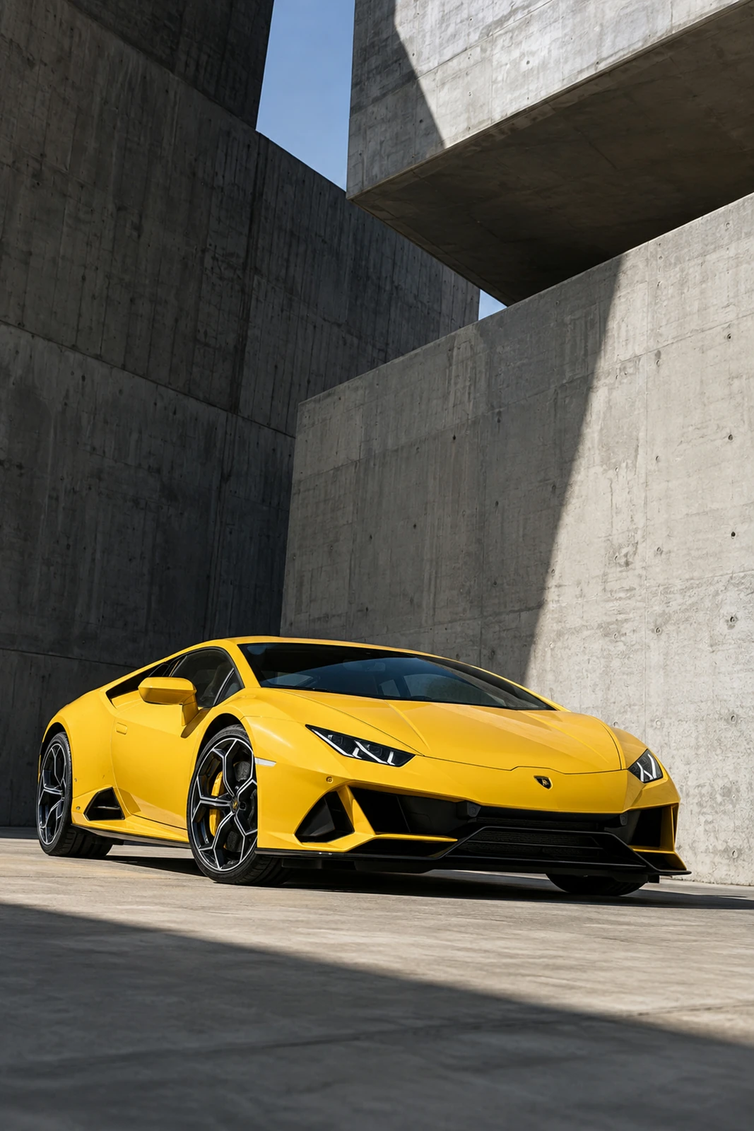 АВТО 1007495 жёлтый Lamborghini Huracan у бруталистской архитектуры