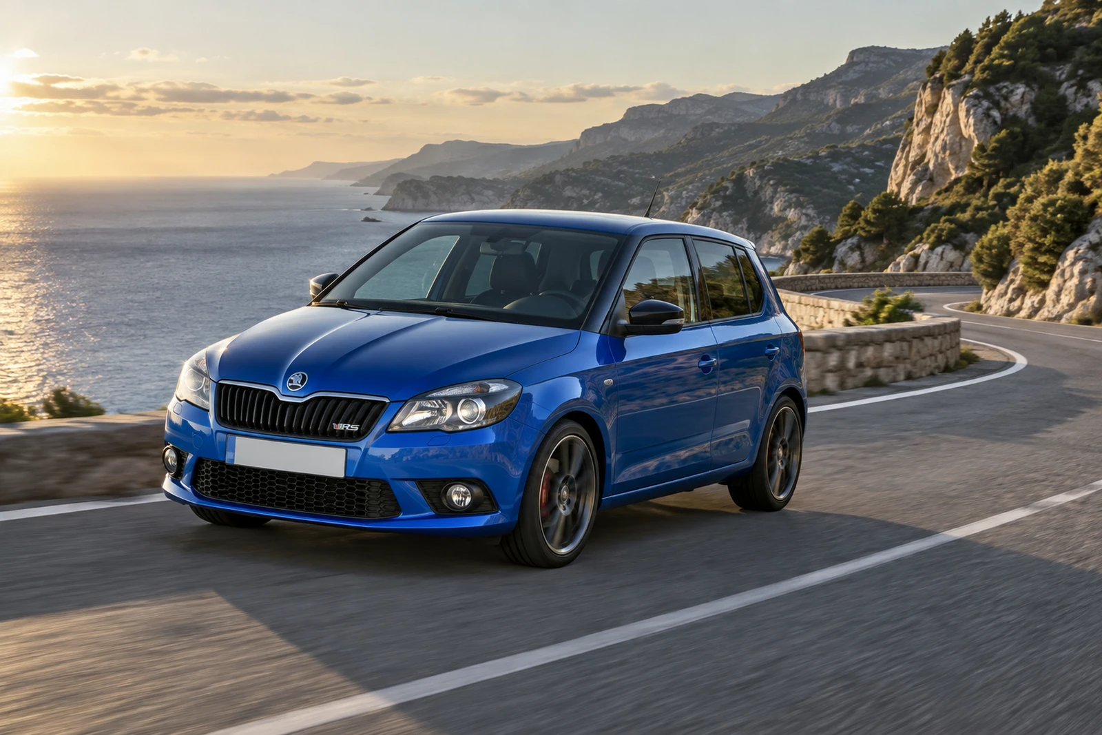 АВТО 1008576 Шкода Fabia RS синий Серпантин над морем