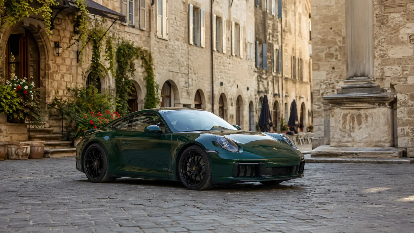 АВТО 1000052 зелёный Porsche 911 Carrera GTS на каменной площади