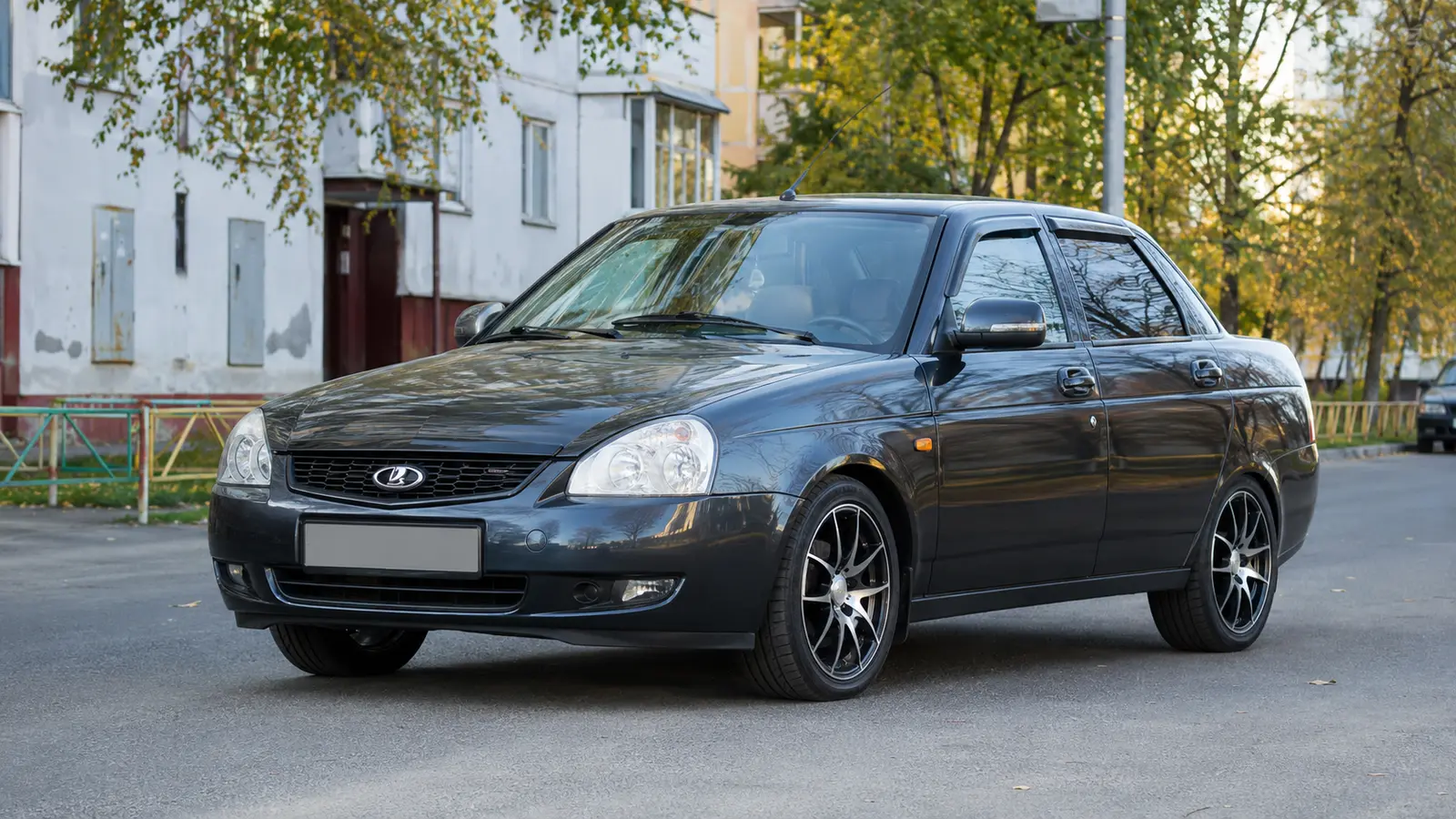 АВТО 1000076 тёмная Lada Priora в городе