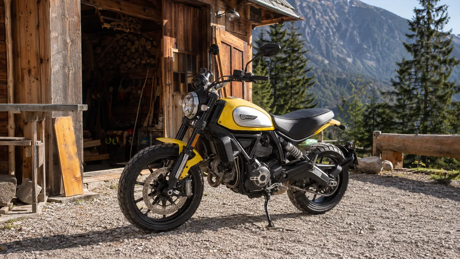 АВТО 1000033 мотоцикл Ducati Scrambler у альпийской мастерской