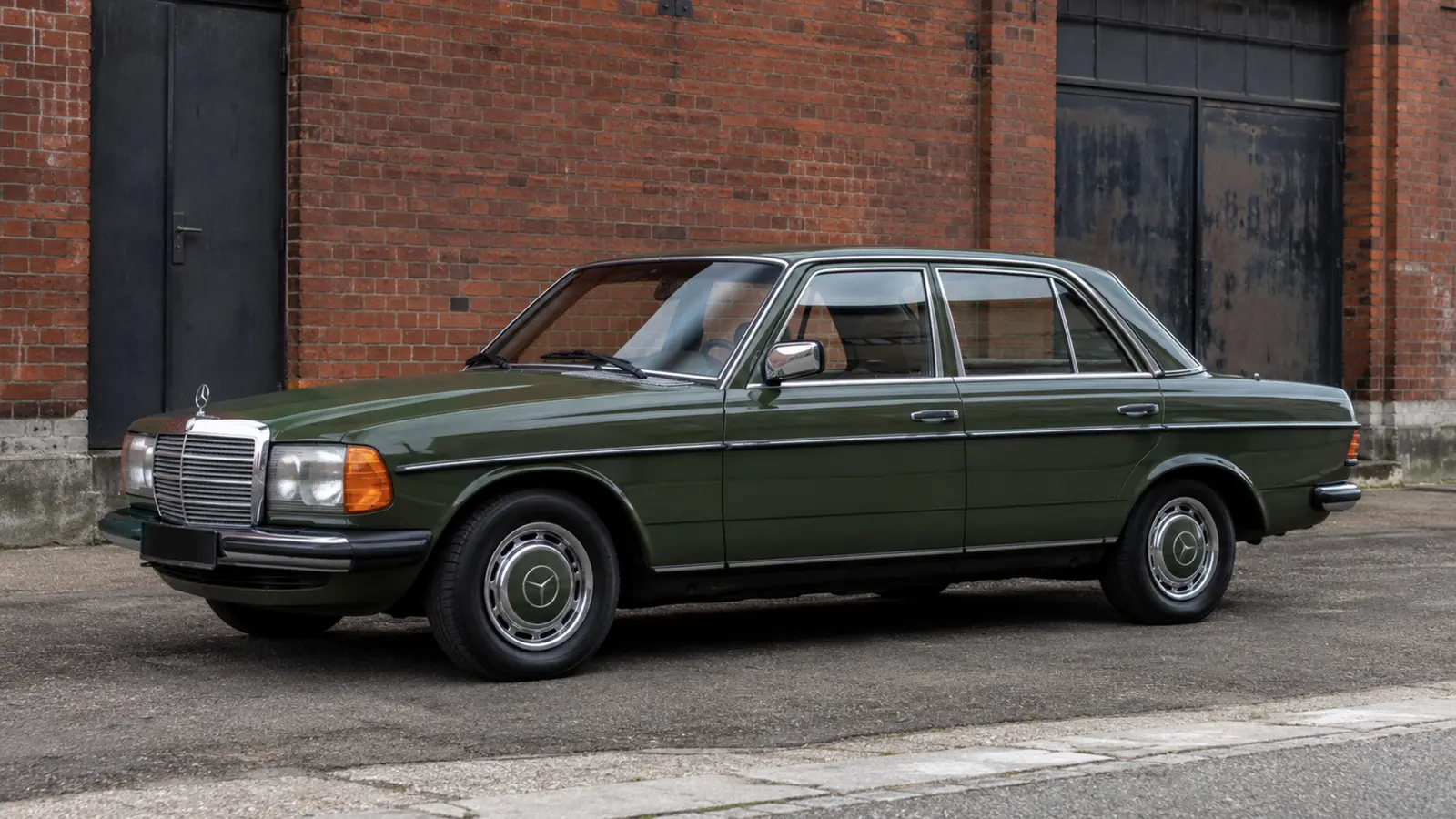 АВТО 1000054 оливковый Mercedes-Benz W123 280E у кирпичного здания