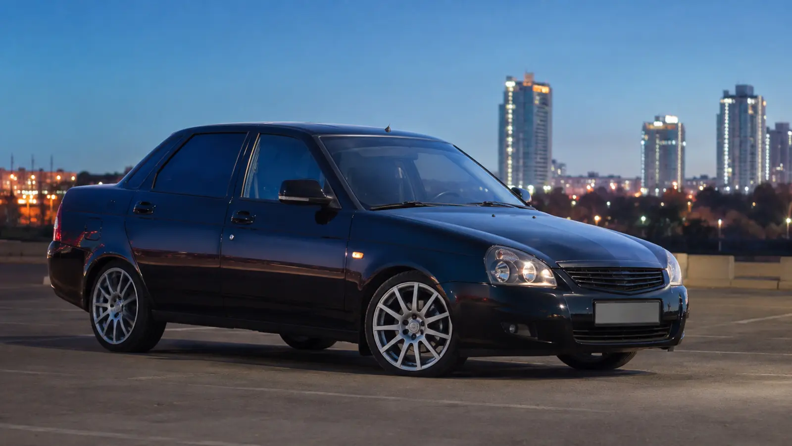АВТО 1000096 красная Alfa Romeo Giulia у архитектуры