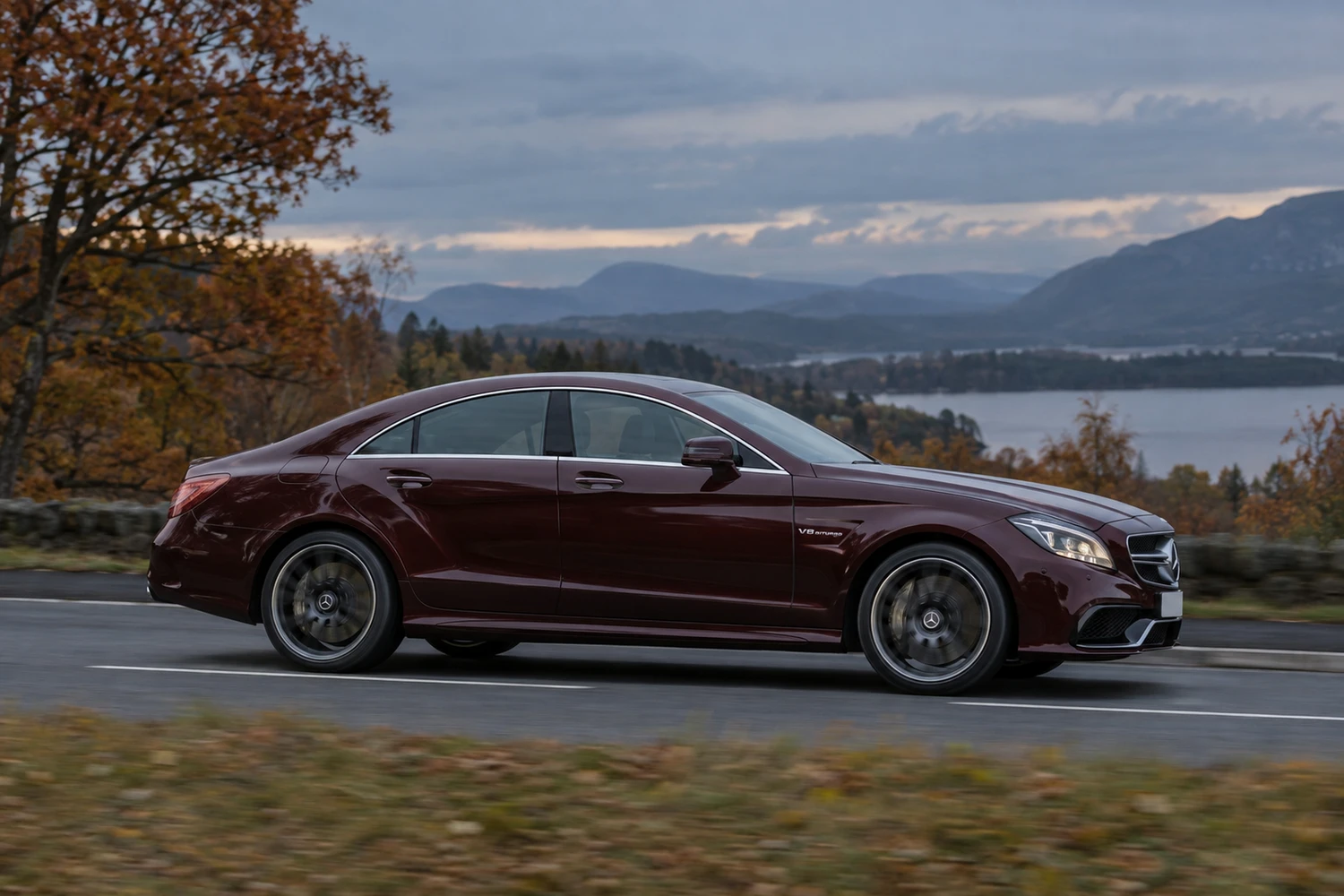 АВТО 1007477 Mercedes CLS63 AMG C218 бордовый осенняя трасса