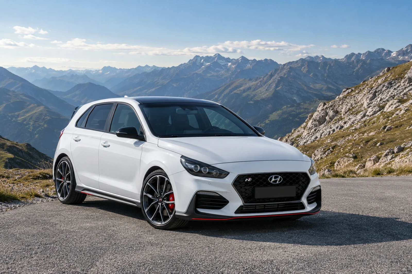 АВТО 1007648 белый Hyundai i30 N на горном перевале