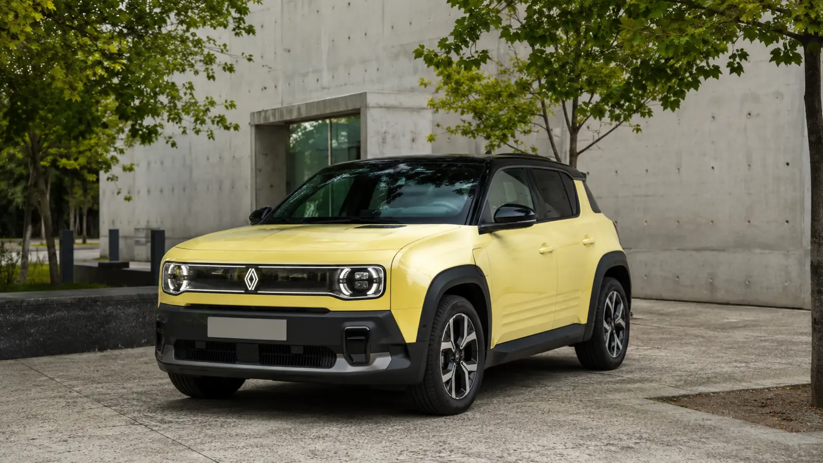 АВТО 1000058 жёлтый Renault 4 E-Tech в городском дворе