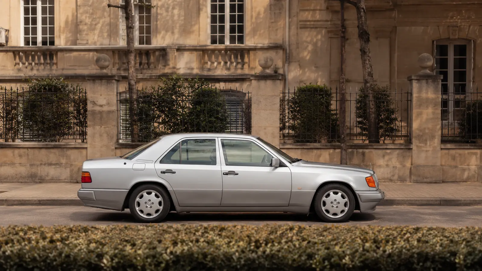 АВТО 1000903 серебристый Mercedes E 500 на немецкой улице 90-х