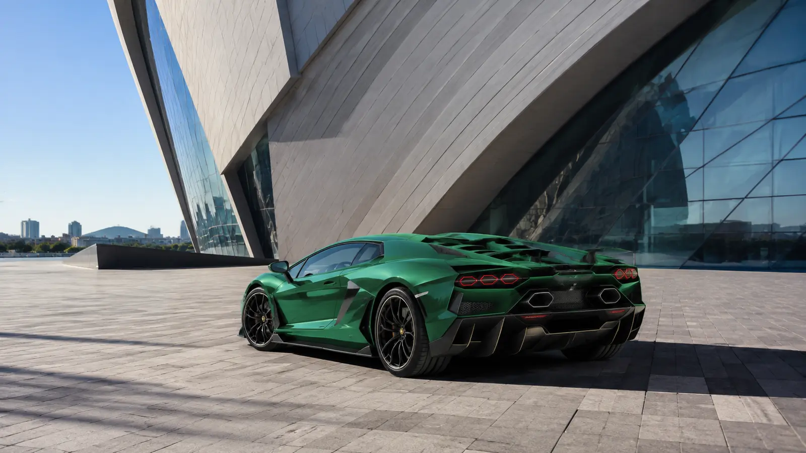 АВТО 1000855 зелёный Lamborghini Revuelto у современного музея
