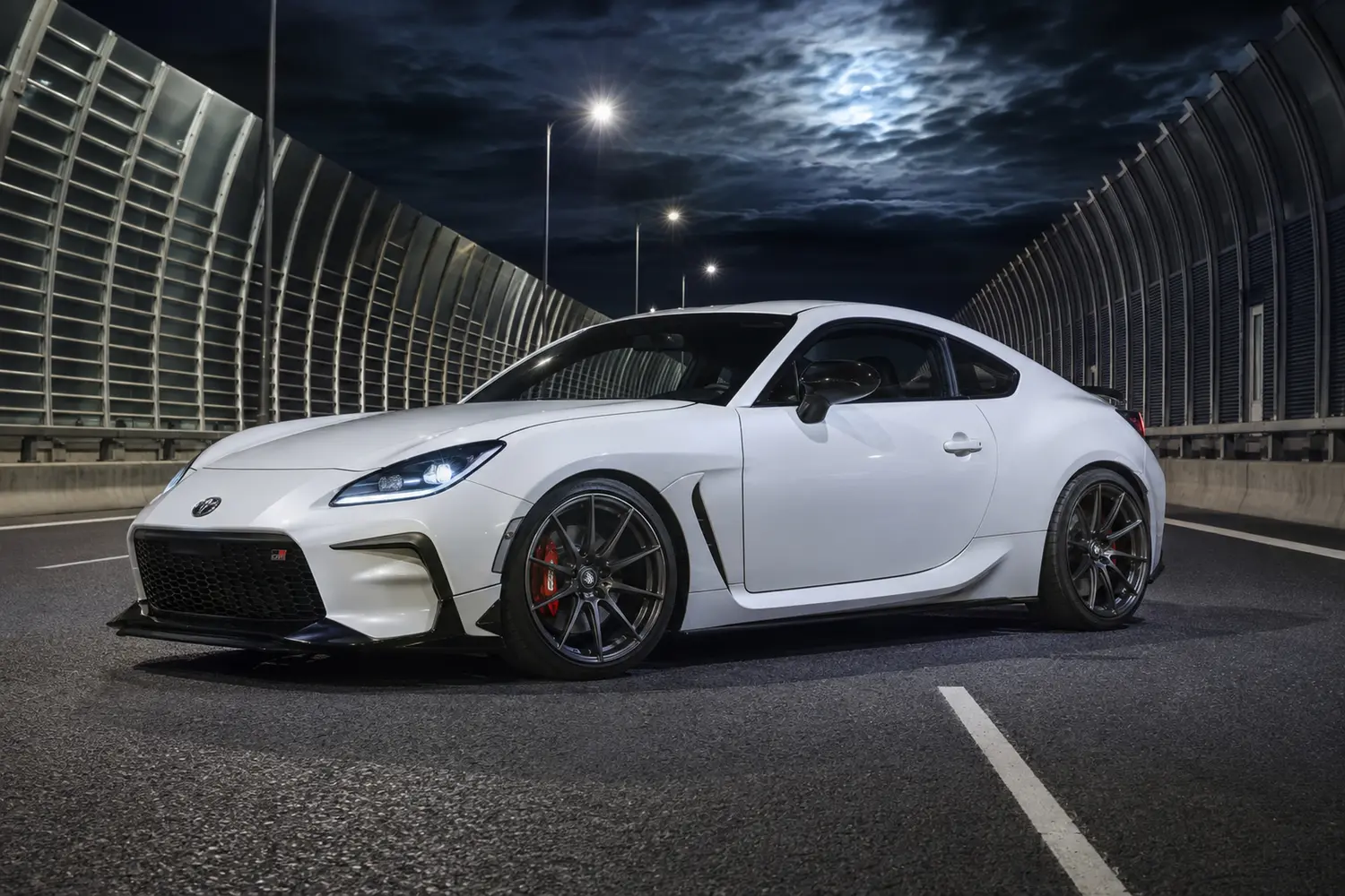 АВТО 1003778 белый Toyota GR86 на городском скоростном шоссе