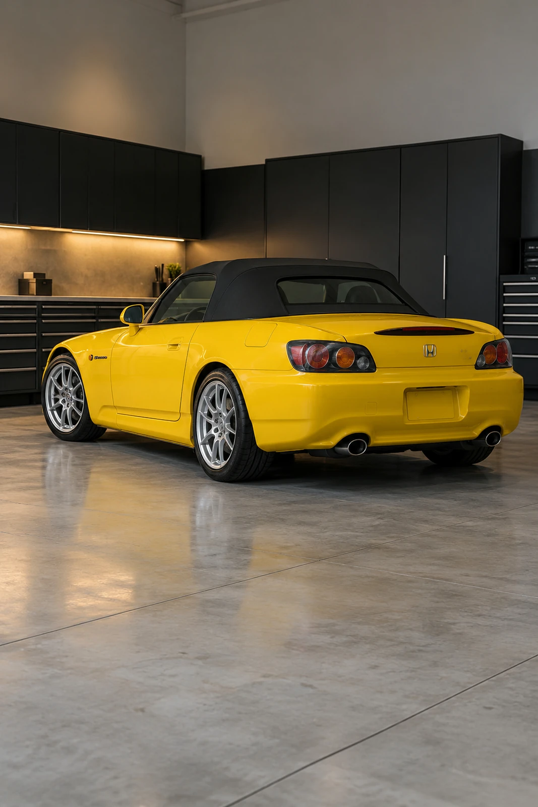 АВТО 1007575 жёлтая Honda S2000 в чистой мастерской