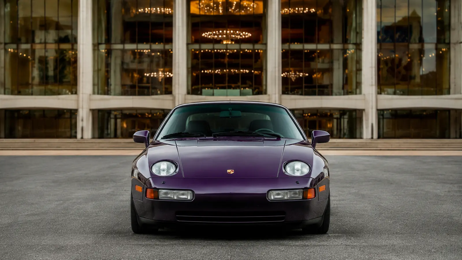 АВТО 1002629 фиолетовый Porsche 928 GTS у оперного театра