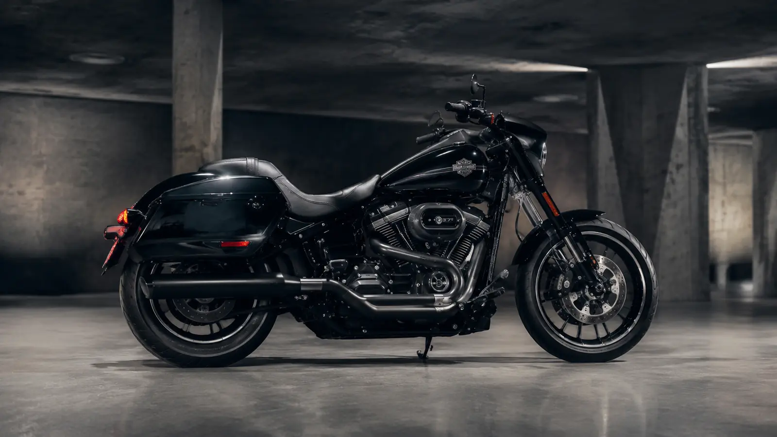 АВТО 1002756 чёрный Harley-Davidson Sport Glide крупно в премиальном подземном паркинге