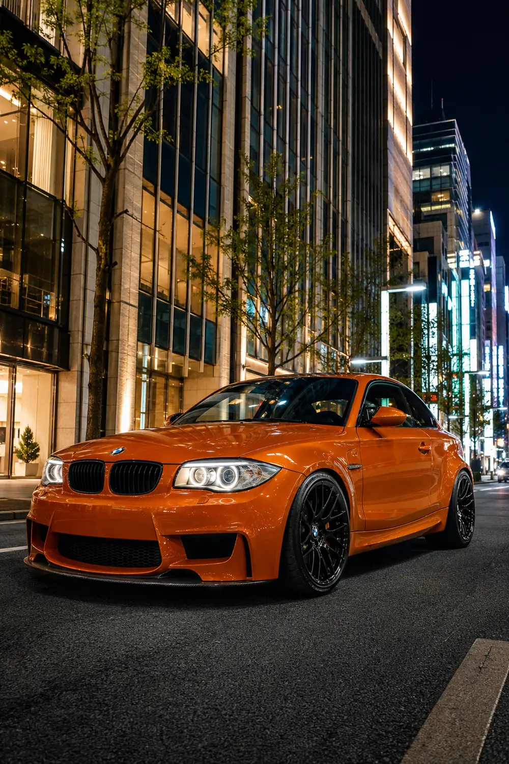 АВТО 1003844 оранжевый BMW 1M Coupe в токийской Гиндзе
