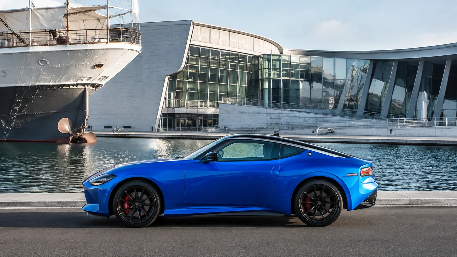 АВТО 1000979 синий Nissan Z у морского музея