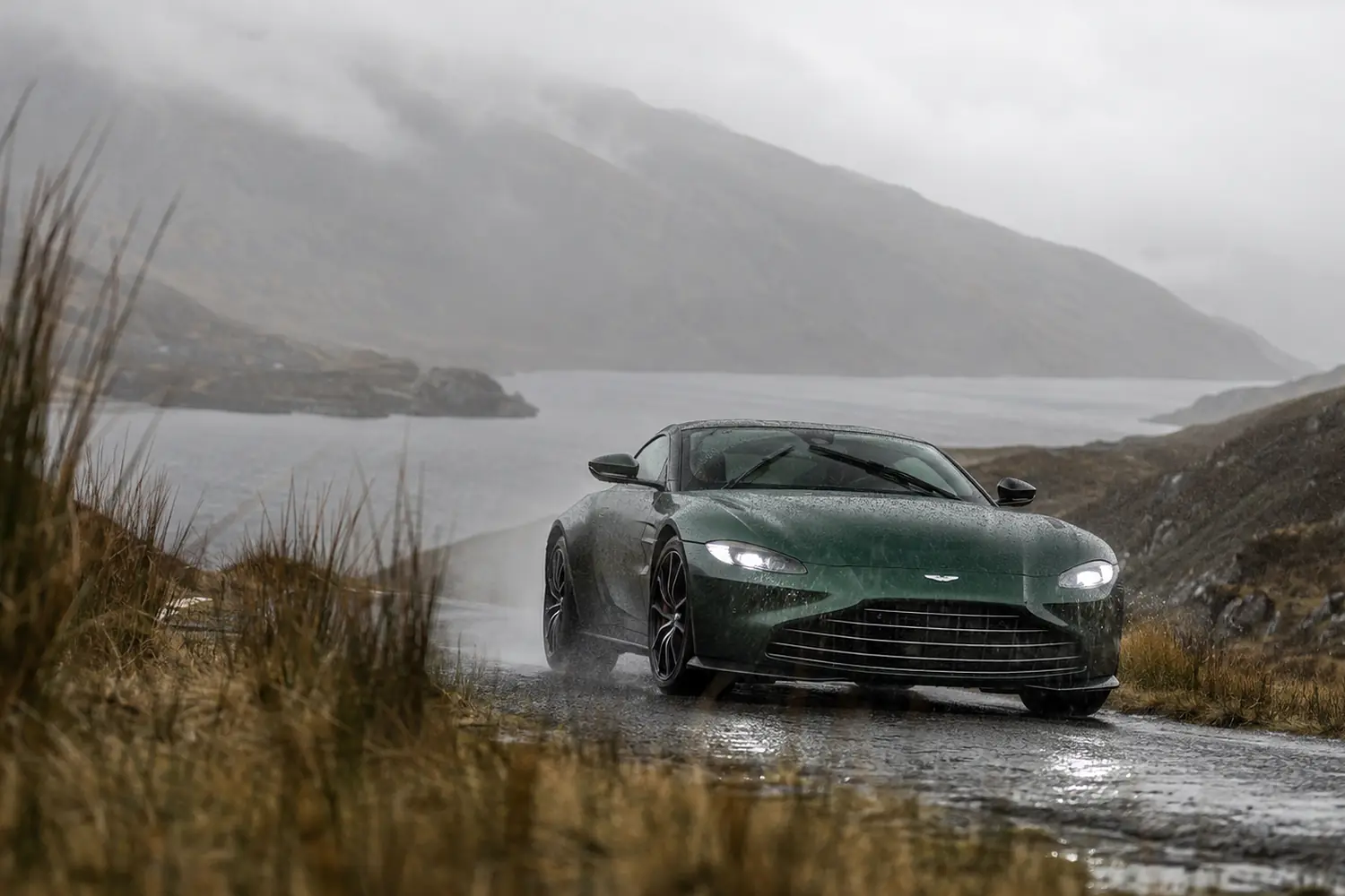 АВТО 1003421 зелёный Aston Martin Vantage в дождливых горах