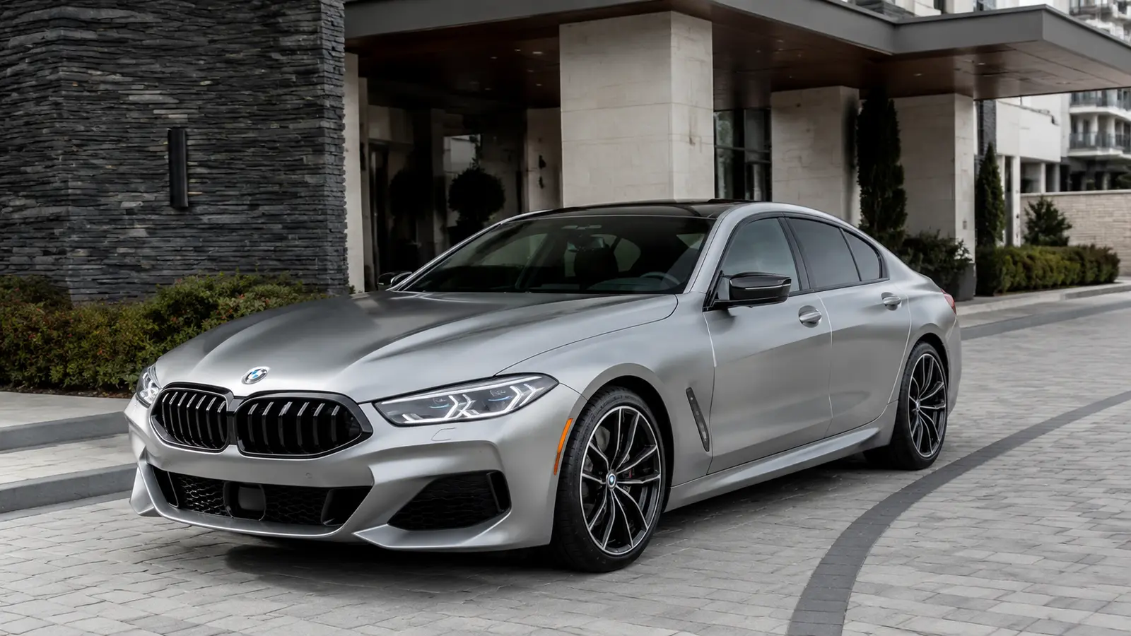 АВТО 1001712 серебристый BMW 8 у отеля