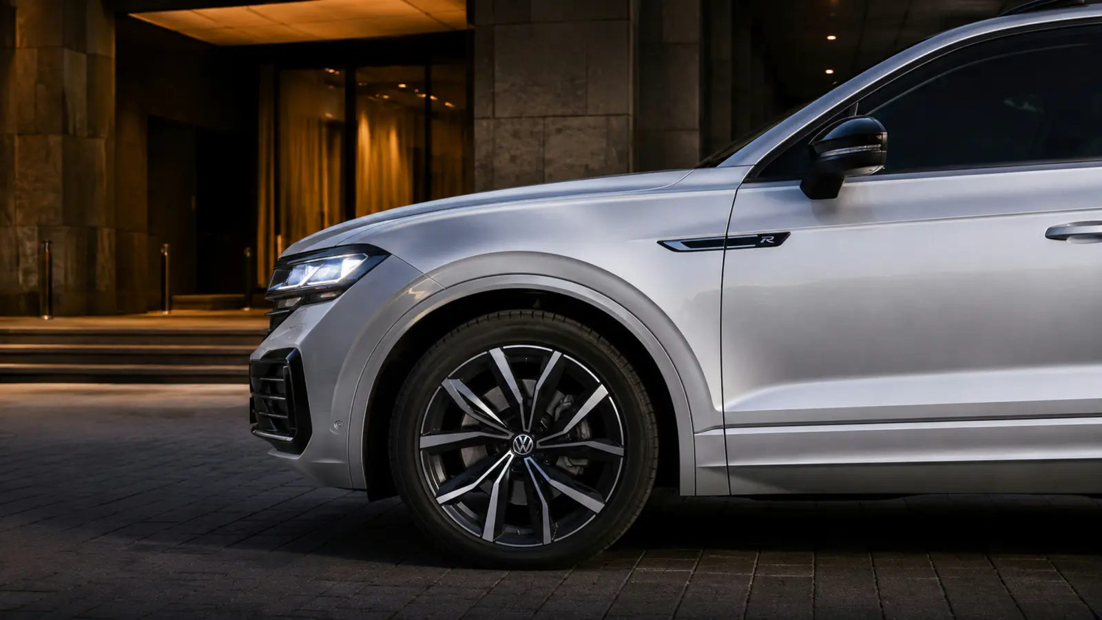 АВТО 1003144 серебристый Volkswagen Touareg R крупно премиальный кадр