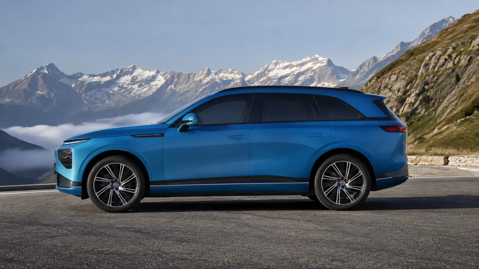 АВТО 1002300 голубой XPeng G9 крупно на горной дороге
