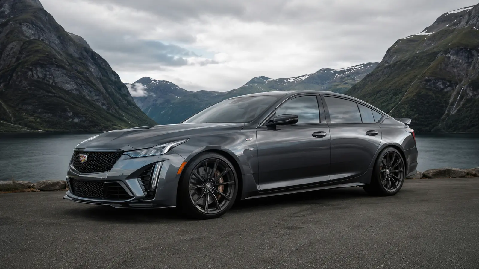 АВТО 1002598 графитовый Cadillac CT5-V Blackwing на дороге у фьорда