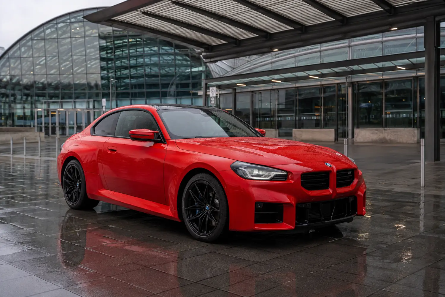 АВТО 1003734 красный BMW M2 у современного вокзала