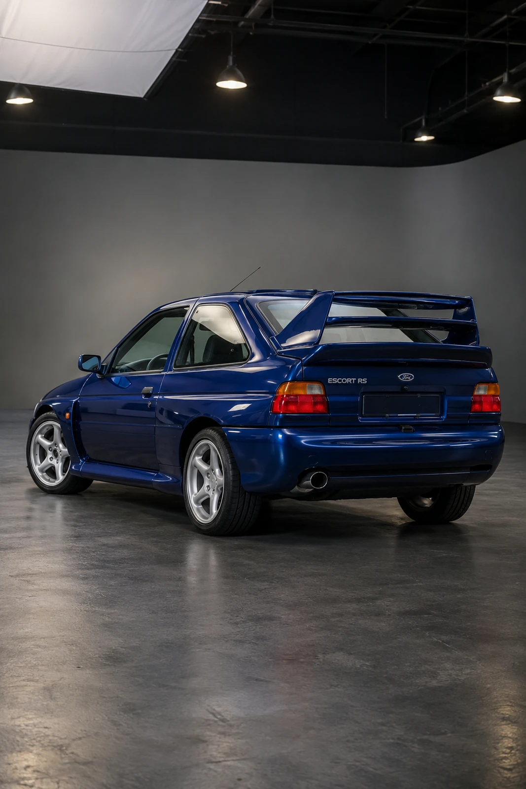 АВТО 1007623 синий Ford Escort RS Cosworth в студии