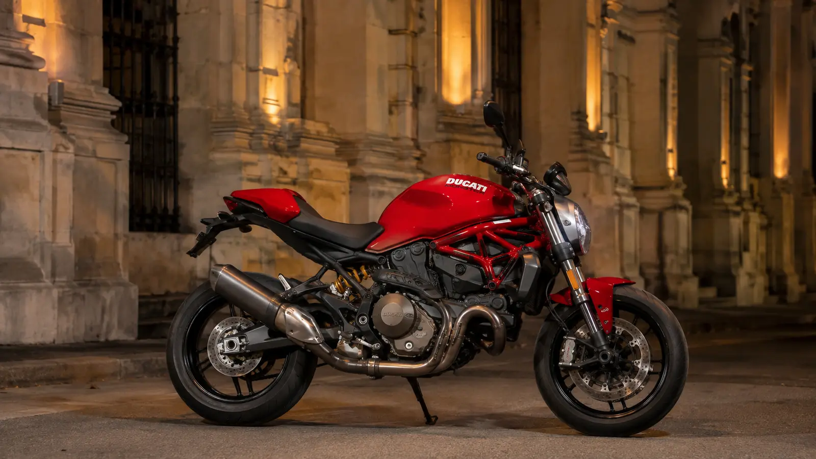 АВТО 1000647 красный Ducati Monster на вечерней улице